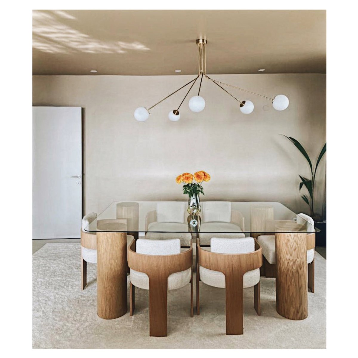 Ahşap ve cam birlikteliği bu kez. Cam malzemenin mekana hem sınırlayıcı hem de sınırsızlık hissi vermesi ve ahşabın sıcaklığı ile birleşmesi çok samimi bir ortam yaratmış
#enachairs #chairs #interiordesign #odin #woodworkingproject #instyle #decorationideas #ideias #sandalye