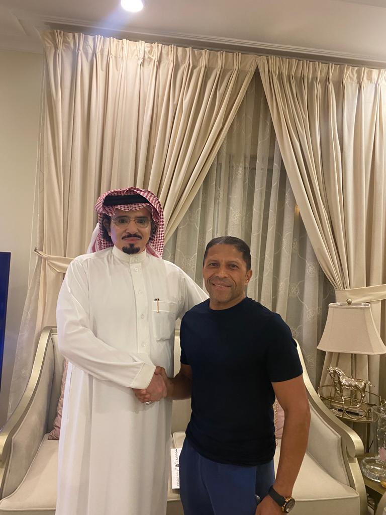 mutlaqmishref's tweet photo. بتوجيه من المشرف العام على مهرجان الأمير سلطان بن عبدالعزيز العالمي للجواد العربي سيدي الأمير/ فهد بن خالد بن سلطان ال سعود وقع المشرف العام على إسطبلات الخالدية / مطلق بن مشرف مع الخيال العالمي راموس

لتمثيل إسطبلات الخالدية في المحافل المحلية والدولية https://t.co/uiRPYWPMdm