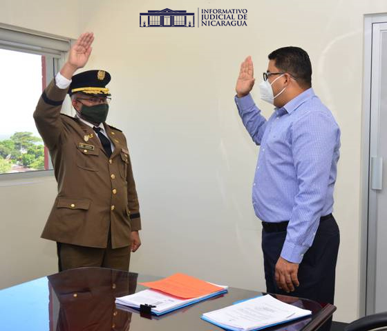 #InformativoJudNic| Este martes 16 de noviembre, el Presidente del Tribunal de Apelaciones de #Managua, juramento al Teniente Coronel de Infantería - DEM Manuel de Jesús Zapata, como nuevo Juez de Juicio No. 2 de la Jurisdicción Militar. ✊🇳🇮⚖️🪖

#Nicaragua 
#22Noviembre