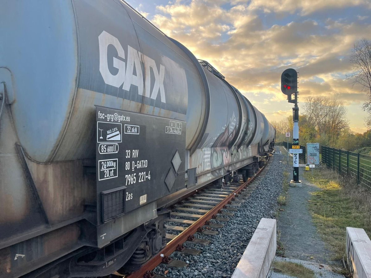 Goed om te zien dat de goederentrein weer terug is van weg geweest op de Hoekse Lijn! Het is te danken aan de intensieve samenwerking van projectorganisatie <a href="/HoekseLijn/">Hoekse Lijn, Metro aan Zee</a> <a href="/ProRail/">ProRail</a> en <a href="/RETRotterdam/">RET</a> die het rijden van de goederentrein op dit spoor weer mogelijk heeft gemaakt.