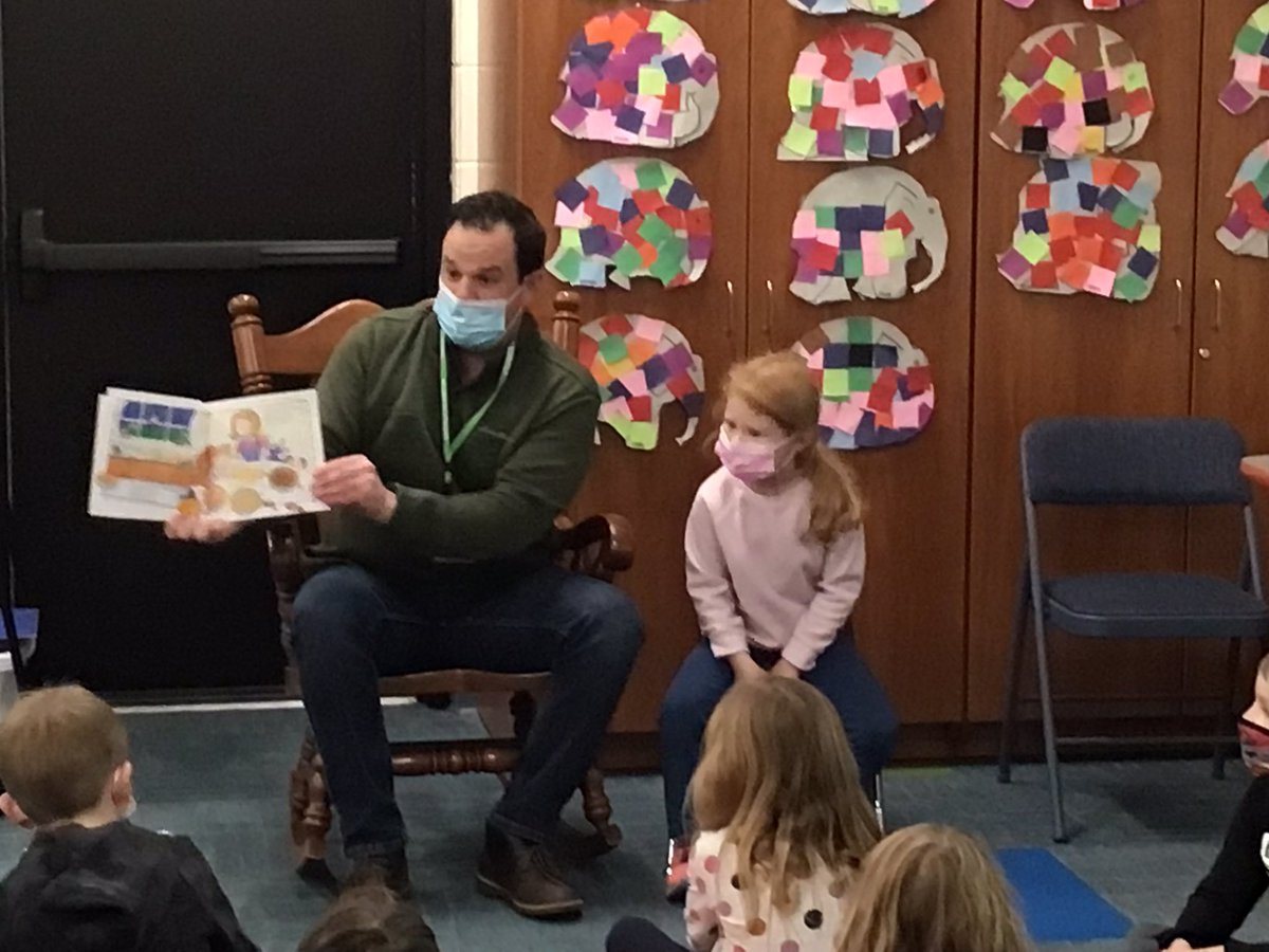 MrsTrueD70's tweet photo. Thank to Cece’s dad for being our Mystery Reader last Friday! #d70bulldogs #d70shinyapple https://t.co/LjlinH8lwv