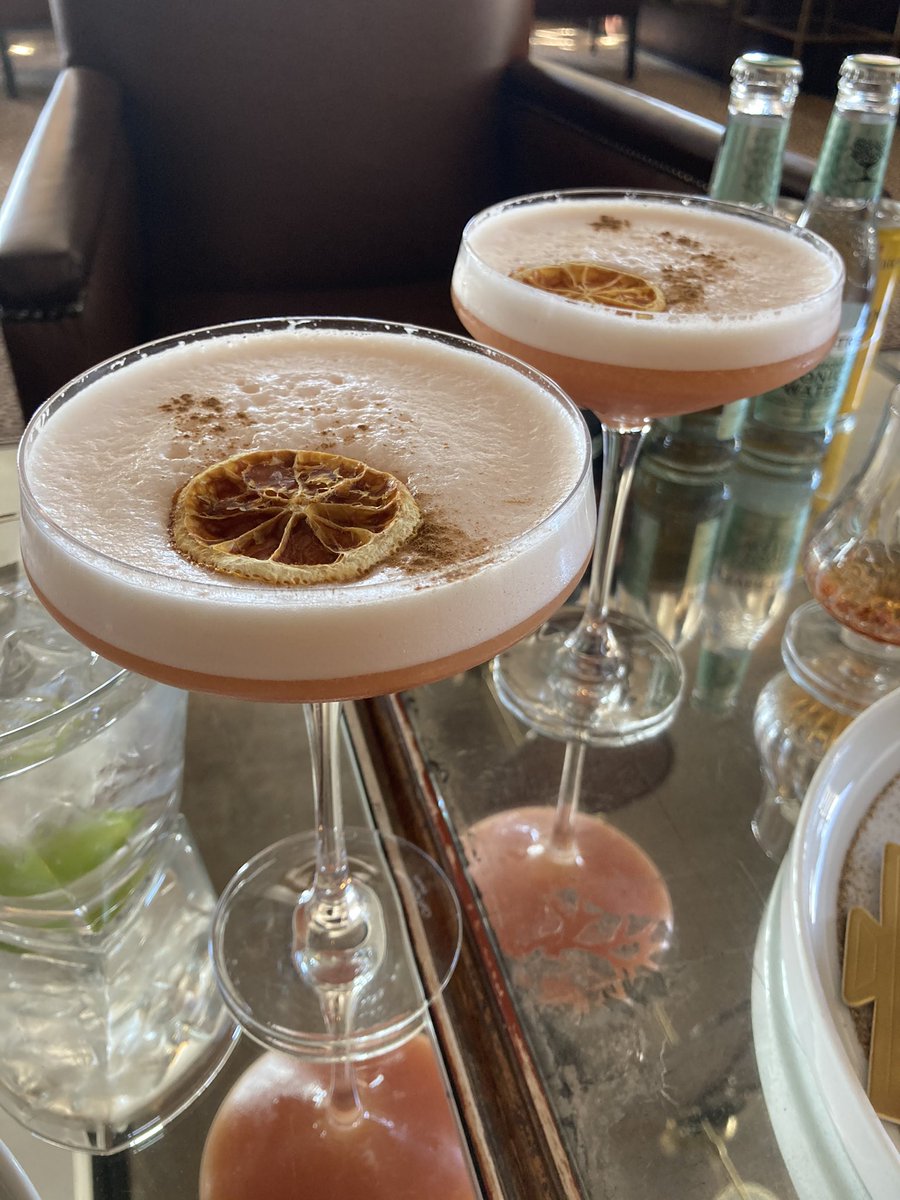 A new favourite, Gin based cocktail. “She loves me, she loves me not” supposed to have 2 rose petals on the top but they didn’t have any. Doesn’t stop me from having one 🤤🍸