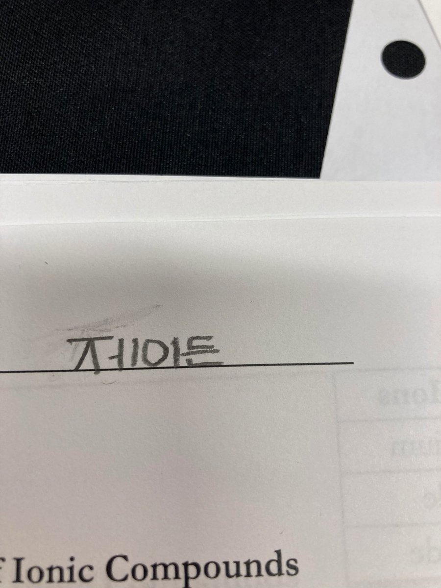 chiw00k's tweet photo. 딸이 보스턴에서 고등학교 화학교사를 하고 있는데 반 아이들이 리포트에 자기 이름을 다 한글로 써서 냈다네요 ㅋ https://t.co/Ooy5X9pmZy