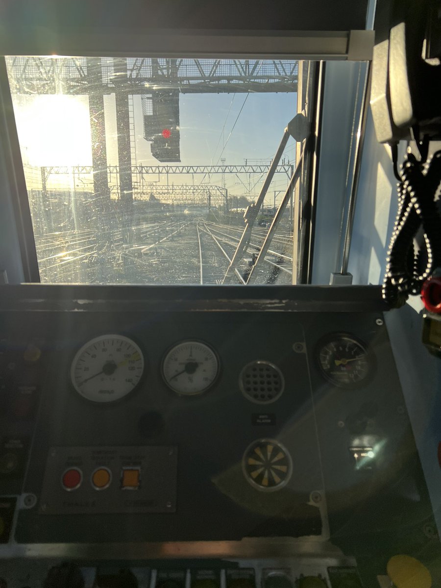 perroni46's tweet photo. First trip out in the new office. Crewe to London train getting off at rugby. 
Every day a school day 🤓 https://t.co/0WyboMkRHD