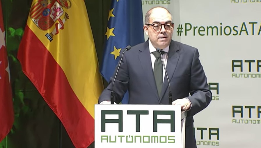 ja_gonzalezruiz's tweet image. "Ser #autónomo o #empresario sigue siendo una profesión de riesgo. Si fracasas lo pierdes todo, y si tienes éxito el 50% hay que compartirlo con Hacienda y la Seguridad Social"

@lorenzoamor_ata , presidente de @autonomosata , en la entrega de los #PremiosATA2021