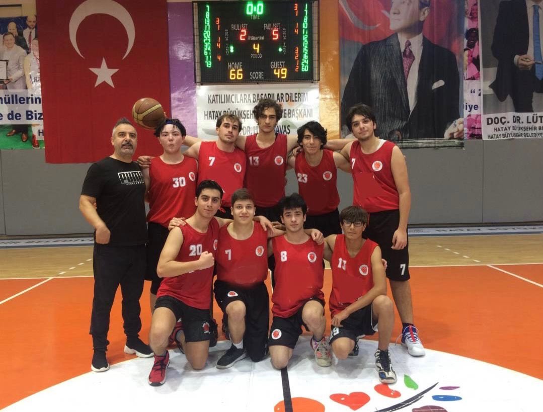 Hatay Okul Sporları kapsamında yapılan basketbol müsabakalarında Okulumuz Basketbol A Takımımız , Pusula Akademi Kolejini 66-49 yenmeyi başardı.Emeği geçen Bed.Eğit Öğretmenlerimize ve Basketbol A takımındaki öğrencilerimize çok teşekkür ediyor, başarılarının devamını diliyoruz.