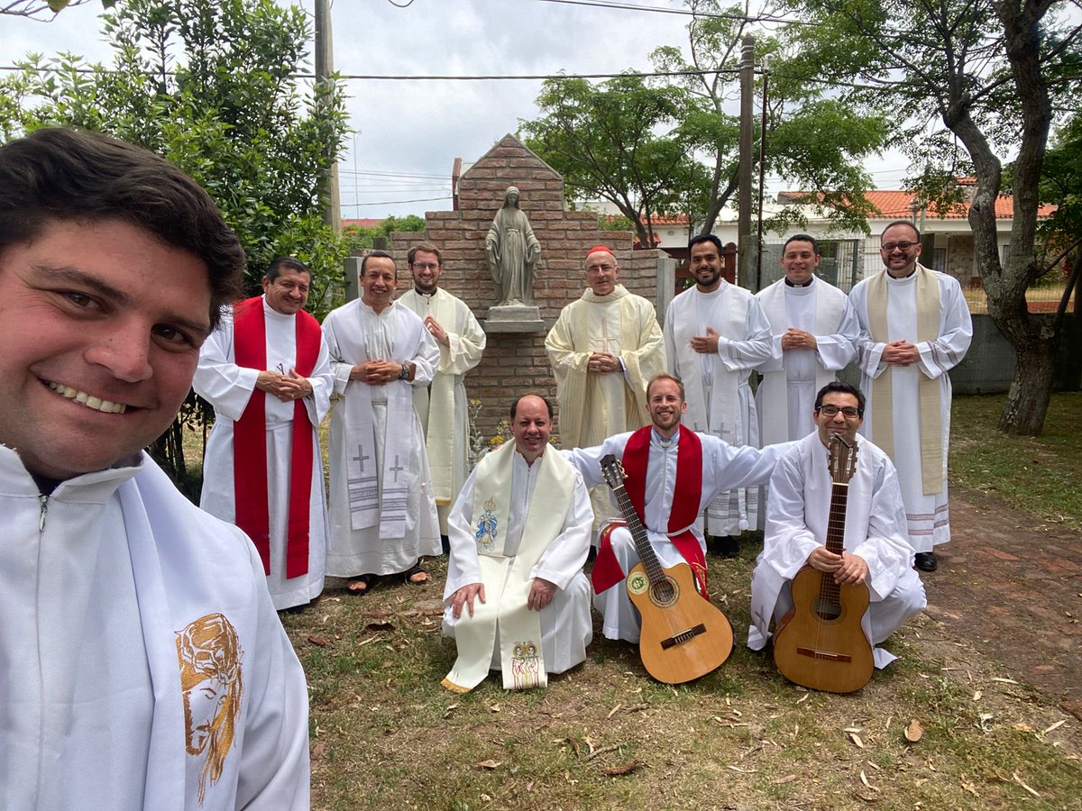 DanielSturla's tweet photo. Hoy en La Floresta encuentro, misa, asado con los curas de Montevideo ordenados en estos últimos 5 años!!! Dando gracias a Dios. https://t.co/4exUCmEj4H