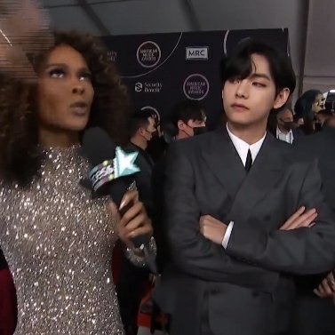 breadx_'s tweet photo. SIR?? MIND CALMING DOWN???
#taehyung #AMAsbts #BTS https://t.co/CY8zqgwq3h