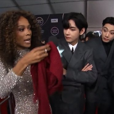 breadx_'s tweet photo. SIR?? MIND CALMING DOWN???
#taehyung #AMAsbts #BTS https://t.co/CY8zqgwq3h