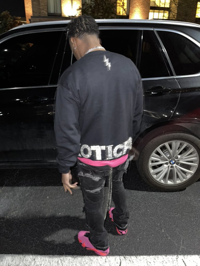 exoticpakkxo's tweet photo. I ball, ain’t got no jumper🛸 https://t.co/biJfxBwv67