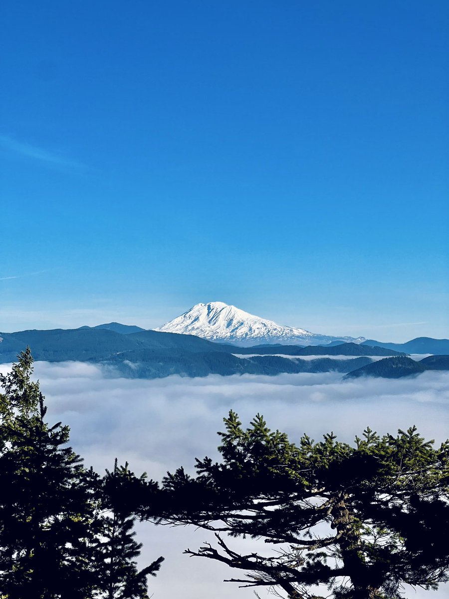 realism_fan's tweet photo. Mt. Adams and Mt. St. Helens watching over us even as we speak. #TouchMountains https://t.co/ubvr7bSRfM