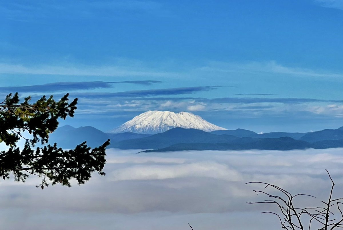 realism_fan's tweet photo. Mt. Adams and Mt. St. Helens watching over us even as we speak. #TouchMountains https://t.co/ubvr7bSRfM