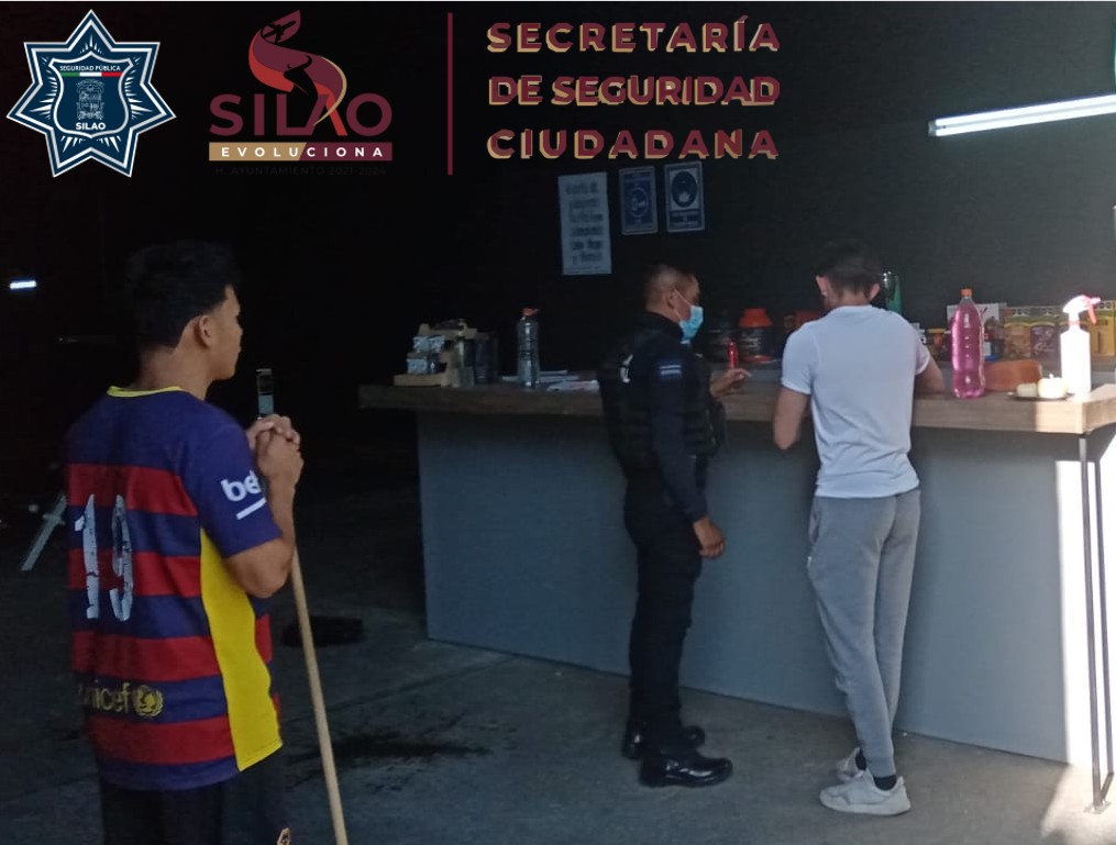 SilaoSP's tweet photo. 🔰Vigilancia a negocios🔰

🚔 Como parte de las labores de prevención y vigilancia, los elementos de la Secretaría de Seguridad👮‍♀️👮‍♂️, resguardan comercios, tiendas de conveniencia, departamentales, entre otros locales y negocios de @SilaoMunicipio 🏪. 

#SilaoEvoluciona https://t.co/nvjZ573sYh
