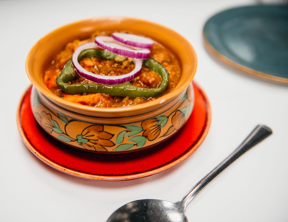 Chicken Thawali - Grilled chicken cooked in a medium spicy sauce and garnished with fresh capsicum, tomatoes, onion &amp; coriander 😍 #leicester #curry #wigston #indiancuisine