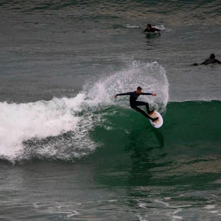 Surf_Cornwall's tweet photo. Another surfer shot from @leannejonesphoto - a moody day doesn't stop the waves!

#cornwallsurfing #surfingcornwall #surfphotographer #surfingphoto #newquaysurfing https://t.co/rgTjSLqGD9