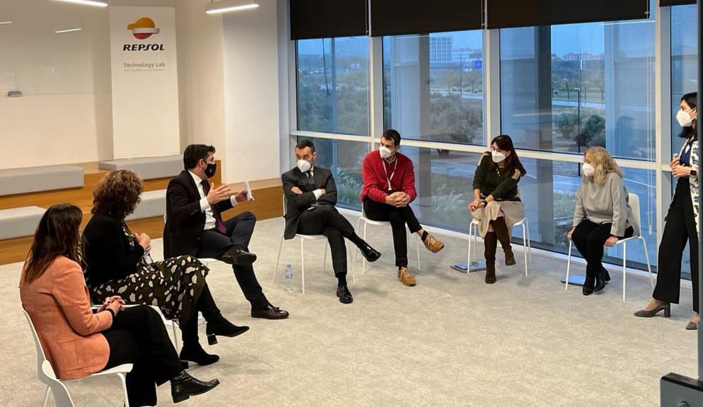 firoba's tweet photo. Hoy visitamos #RepsolTechLab y #RepsolVenturing para compartir actividades y estrategias para caminar juntos en el presente y futuro

Interesante el proyecto conjunto q lanzamos @repsol y @ComunidadMadrid @IMDEA_Energia “Hub Madrid + Circular” 

👉+ info: https://t.co/XbkzOmrXtl https://t.co/uZTpqSwFHa