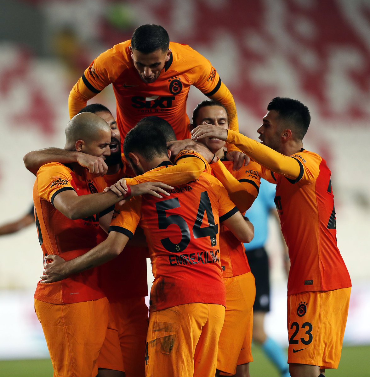 OmerFTci's tweet photo. Geçen sezonun Sivas deplasmanı geldi aklıma. Çok iyi oynamıştık. Özellikle set oyununu muazzam oynadığımız zamanlardı. Hücum hattında Arda, Emre K., Belhanda, Feghouli, Babel oynamıştı. Çok tecrübeli çok teknik oyuncular hepsi.++ #DGSvGS https://t.co/gwmX3t3EL8