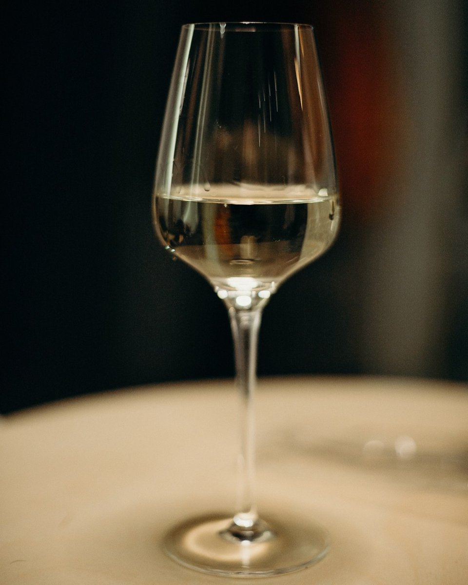 germanwineca's tweet photo. Athough toasting sparkling in a flute glass is always popular, a white wine  glass is often the best option to fully appreciate the complex aromas of a premium sparkling wine which can otherwise be muted in a narrow Champagne flute. https://t.co/dRWnIjlA7i