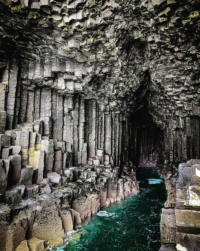 VisitScotland's tweet photo. How incredible is Fingal's Cave! 🤯 This is one of the best examples of volcanic basalt columns in the WORLD &amp; dates back around 60 million years! 🤩 #RespectProtectEnjoy

📍 Isle of Staffa, #WildAboutArgyll 📷 IG/wee_dusty #ScotlandisCalling https://t.co/XdaSGG8dXG