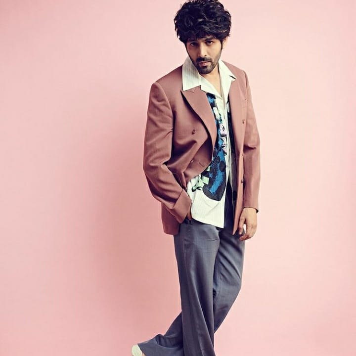 Samridh03166149's tweet photo. Happy birthdayyyy @TheAaryanKartik  
Wish you lots of happiness, success and love from the core of my heart 🥺🥰😍🧿 
You are definitely the King of my Heart 😍❤🙈  

I LOVE YOU #Dhamaka boy ❤🌹

#KartikAaryan  #Dhamaka #dhamakaonnetflix https://t.co/DVhGOyq3TH