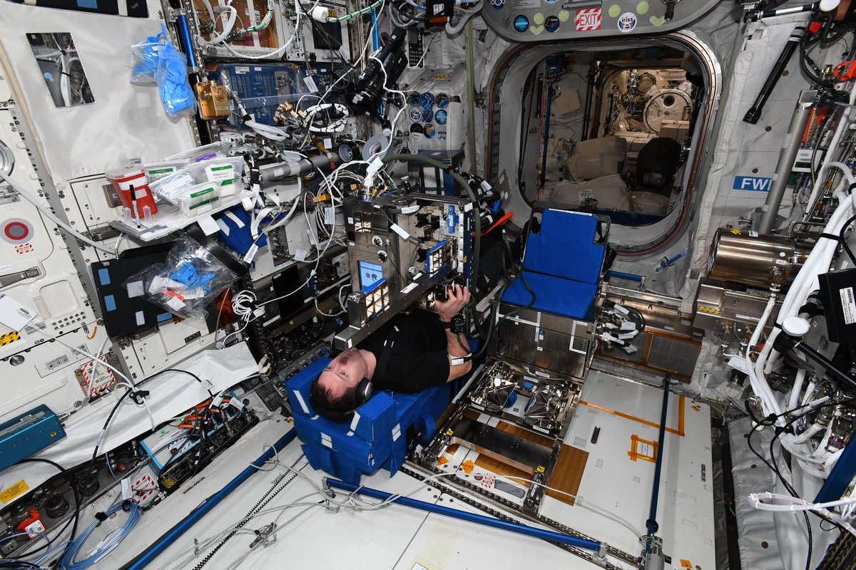 Thom_astro's tweet photo. La recherche spatiale, ce n’est pas uniquement pendant la mission. Pour beaucoup d’expériences, on se soumet avant et après le séjour en orbite à des séances de collecte de données : on répète le même protocole qu’en vol pour que les chercheurs puissent conclure. #MissionAlpha https://t.co/Dk2MvXtpi0