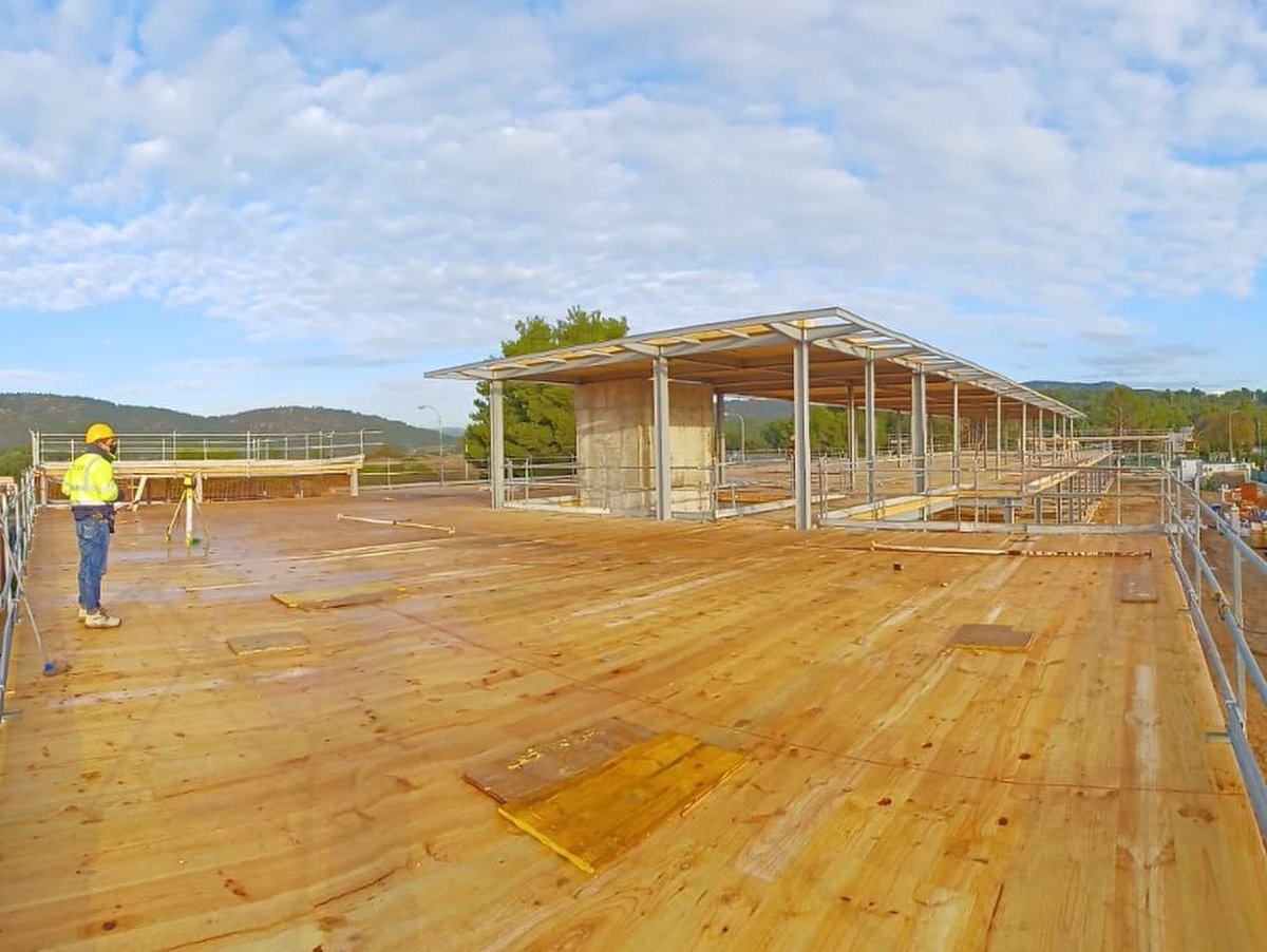 AmereHijos's tweet photo. 🏗 Nueva construcción del Centro de Educación para Adultos, CEPA Magaluf. Finalizada estructura. Estructura metálica y forjados de madera CLT.
⚡️ Ejecución en #UTE con #Tecopsa
👉🏻Promovido por @_Calvia
#construccion #nuevo #centrodeeducacion #infraestructuras https://t.co/FfFv7i2l7s
