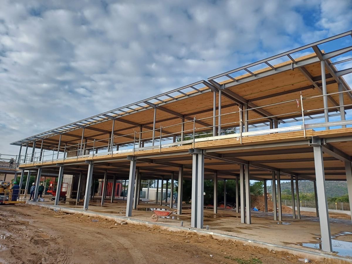 AmereHijos's tweet photo. 🏗 Nueva construcción del Centro de Educación para Adultos, CEPA Magaluf. Finalizada estructura. Estructura metálica y forjados de madera CLT.
⚡️ Ejecución en #UTE con #Tecopsa
👉🏻Promovido por @_Calvia
#construccion #nuevo #centrodeeducacion #infraestructuras https://t.co/FfFv7i2l7s