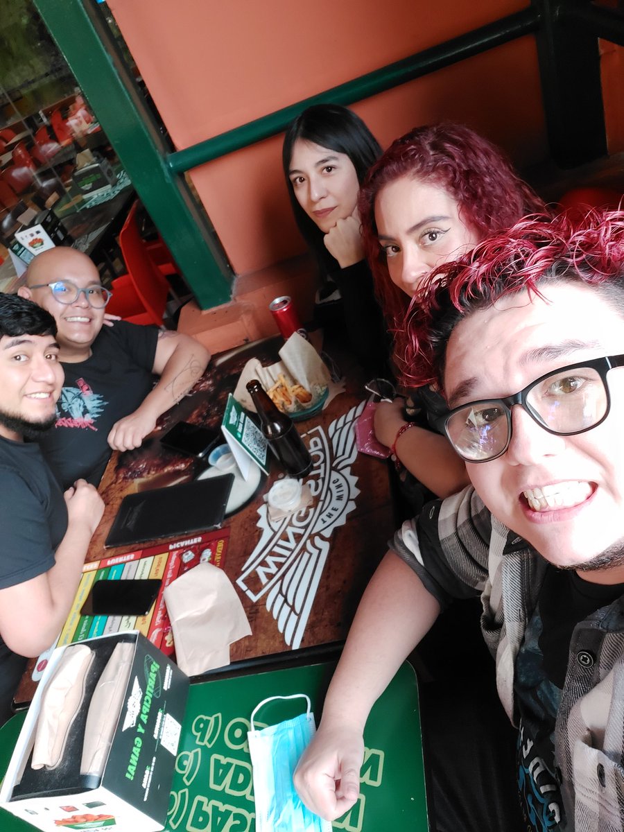 xRuule's tweet photo. Buuuuueeeenas nenes!!!! Como andan!!!? Que tal el fin de semana!? Yo la pase cool con los #RuleSaurios en un @WingstopMexico !!! https://t.co/jArQiajJqh