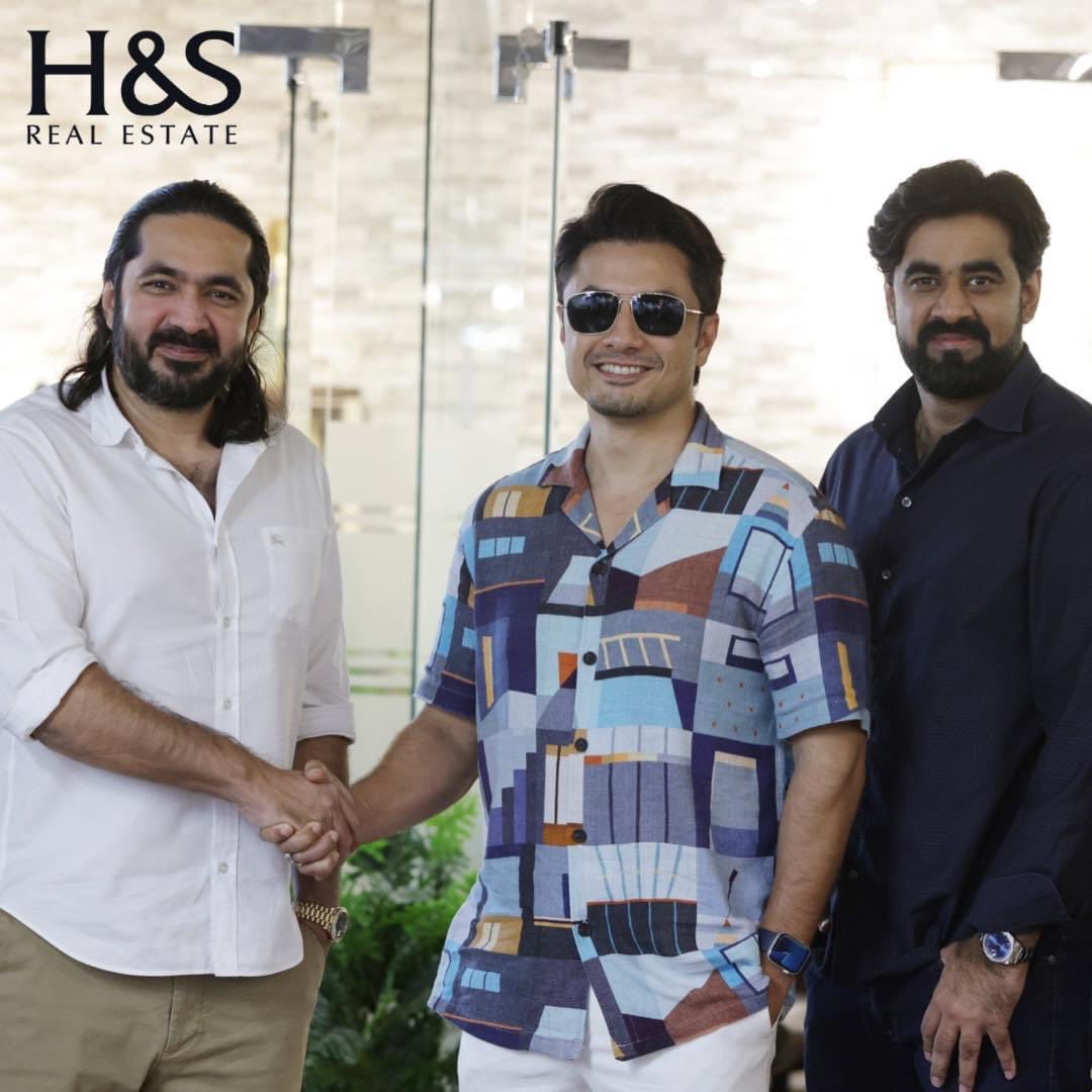 HSRealEstatePak's tweet photo. Haqsons Group Vice-Chairman Emad Haq & CEO H&S Real Estate #FahadHaq with Pakistani Famous Artist Ali Zafar at H&S Real Estate Dubai office.
Enjoying H&S Hospitality!!
#hsproperty #hsrealestate #dubai #hsway #hspakistan #AliZafar #Number1 #SaadHaq #EmadHaq #fahadhaq https://t.co/s5j0FD7UGi