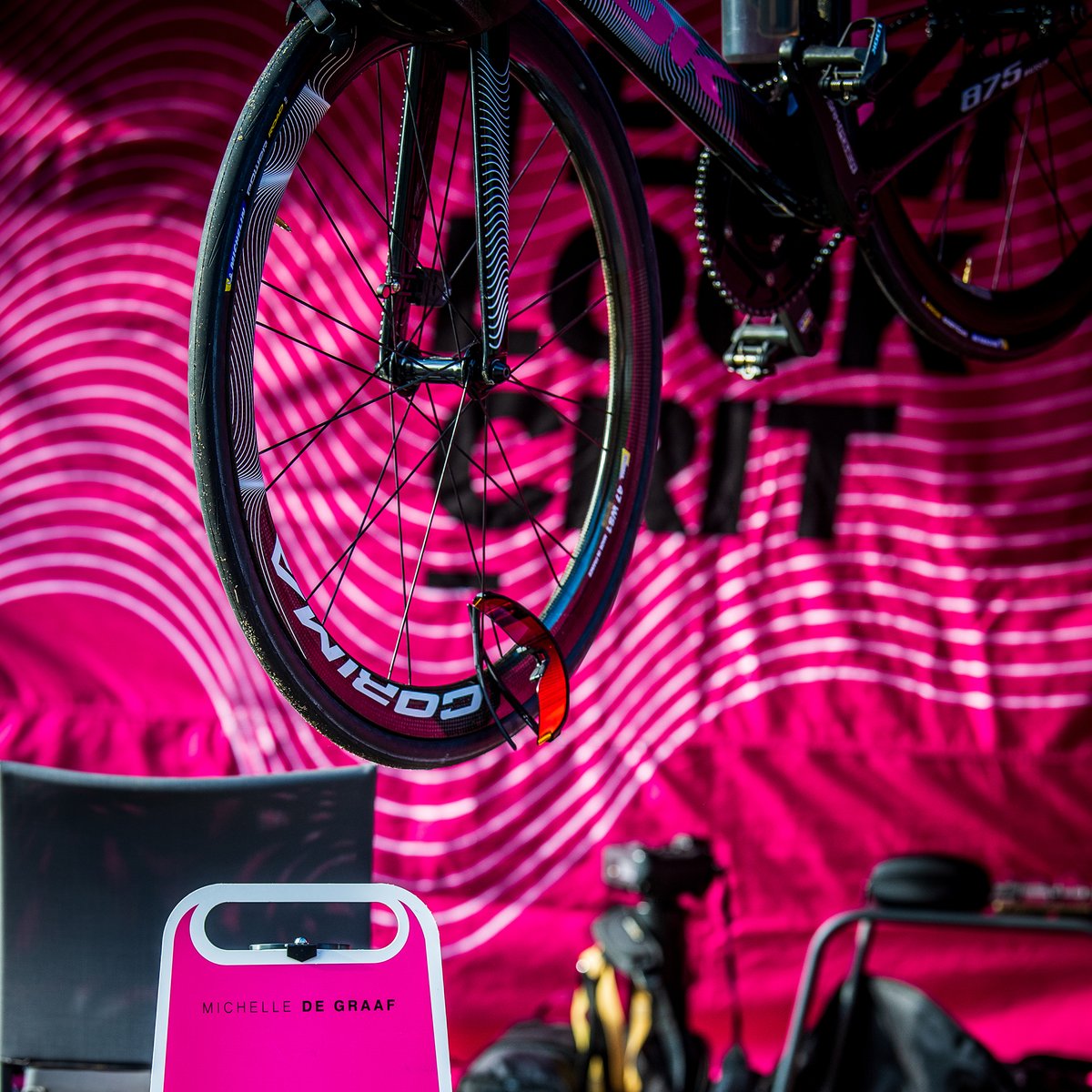 corimawheels's tweet photo. WS1, the carbon weapon of Team LOOK Crit🔥
They chose our WS1 wheels in 47mm for more handling and less wind resistance, without neglecting the appearance! 😎
📸 @KaplanDrew
#corima #carbonwheels #trackwheels #trackbike #bikes #fixedgear #criterium #cycling https://t.co/FwWksGRKGt