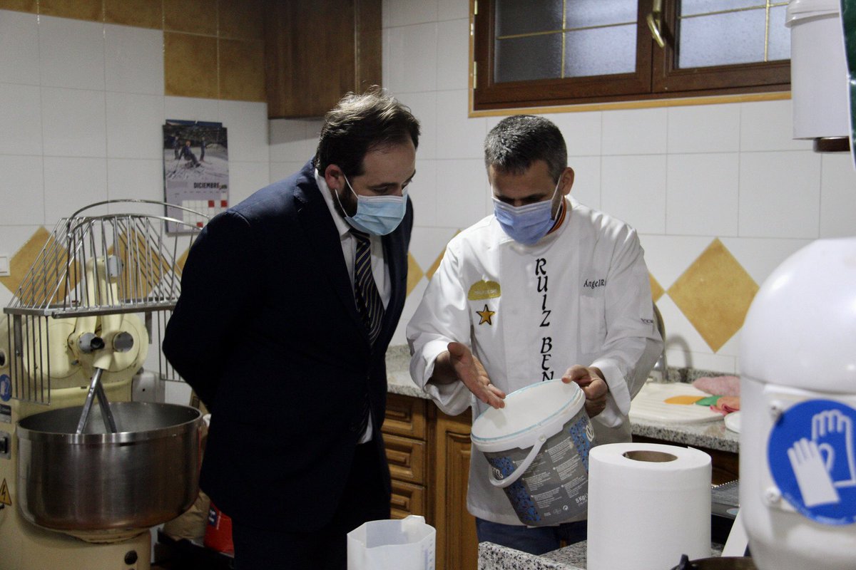 paconunez_'s tweet photo. 🥖 Un inmenso honor que Ángel Ruiz me haya abierto las puertas de su casa, el obrador ‘Ruiz Benayas’, para conocer el mejor pan de Castilla-La Mancha, que se elabora en Maqueda.

Su trabajo artesano y sus horas de esfuerzo le han valido el reconocimiento de ’La Miga de Oro 2021’. https://t.co/3li12JNwEn