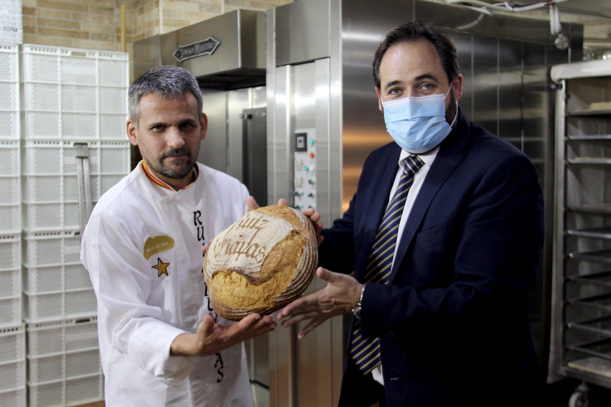paconunez_'s tweet photo. 🥖 Un inmenso honor que Ángel Ruiz me haya abierto las puertas de su casa, el obrador ‘Ruiz Benayas’, para conocer el mejor pan de Castilla-La Mancha, que se elabora en Maqueda.

Su trabajo artesano y sus horas de esfuerzo le han valido el reconocimiento de ’La Miga de Oro 2021’. https://t.co/3li12JNwEn