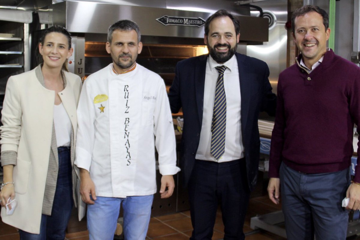 paconunez_'s tweet photo. 🥖 Un inmenso honor que Ángel Ruiz me haya abierto las puertas de su casa, el obrador ‘Ruiz Benayas’, para conocer el mejor pan de Castilla-La Mancha, que se elabora en Maqueda.

Su trabajo artesano y sus horas de esfuerzo le han valido el reconocimiento de ’La Miga de Oro 2021’. https://t.co/3li12JNwEn
