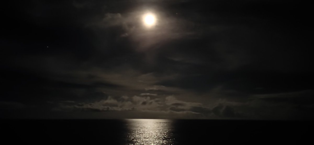 Mayanku24X7's tweet photo. Moon night  view from Mid Sea https://t.co/N9E2LKvYMd