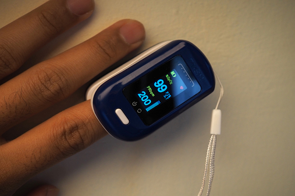 INHresearch's tweet photo. A pulse #oximeter cuts the risk of death in half for people who test positive for #COVID. https://t.co/CIu64rCPbO #health https://t.co/XMX5wpisHq