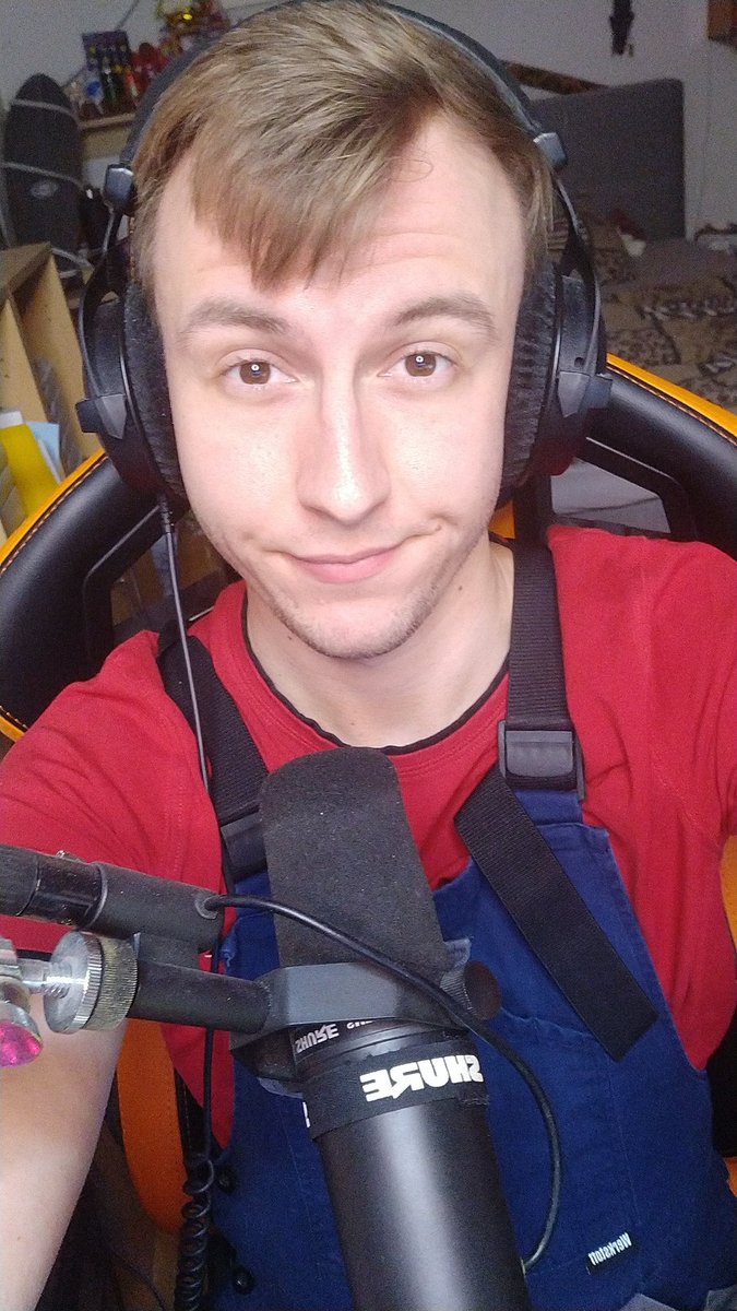NeonbraunTV's tweet photo. Trekker fahrn und Kühe schubsen... https://t.co/Cx2ubQPRdb https://t.co/UUh8BUqata