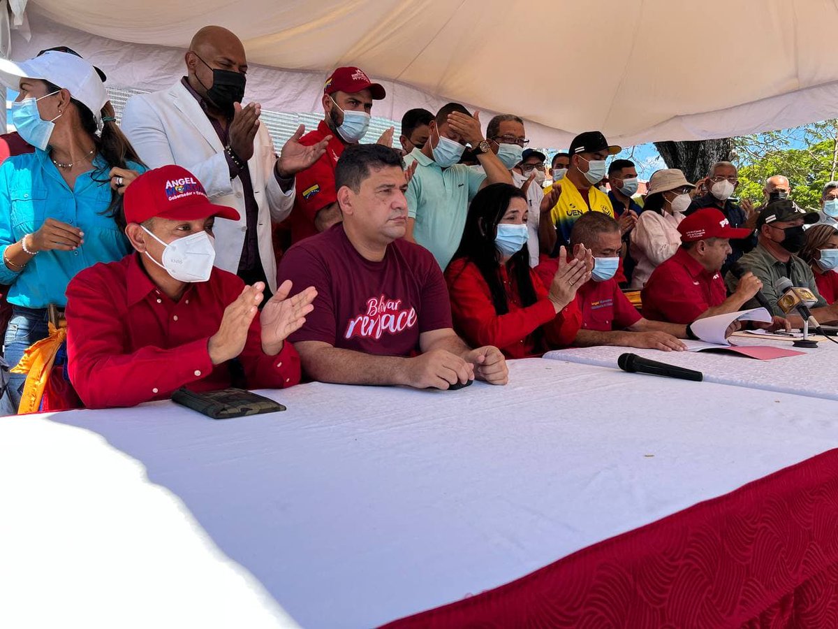 OviedoPSUV's tweet photo. El renacer está siendo posible gracias a ustedes, nuestro pueblo; en unidad con todos los alcaldes y alcaldesas electos y nuestro gobernador @amarcanopsuv, nos vinimos a Ciudad Bolívar a compartir con nuestra gente la gran victoria popular.

#VictoriaPopular
#VamosCiudadGuayana https://t.co/HxZwmxUOiL