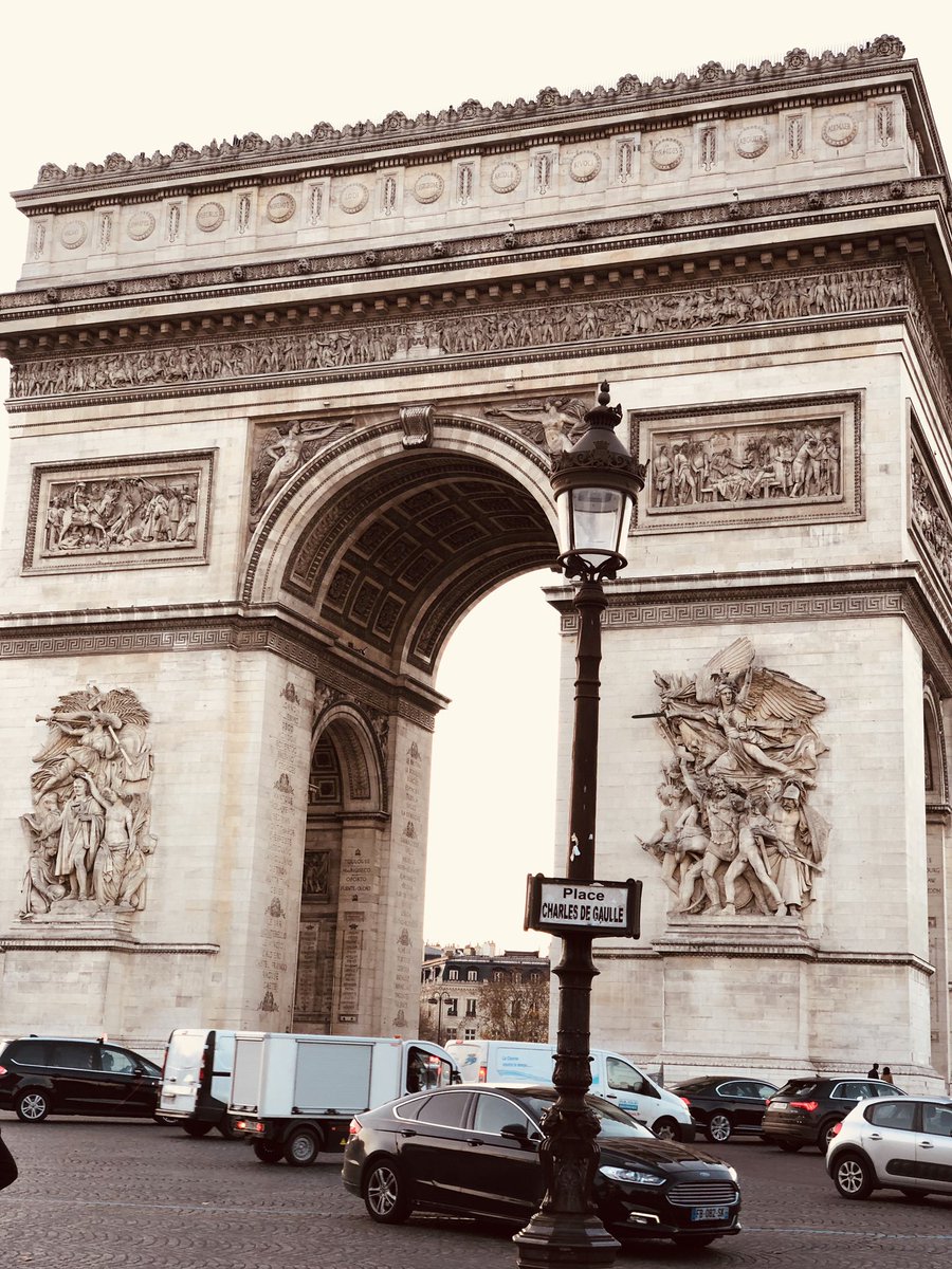 EliaTarkk's tweet photo. 🇫🇷Petite promenade à Paris sur les Champs-Élysées… 🍽 en mode digestion c’était bien bon.. Merci @hervecocto @matthieu_noe pour ce moment d’échange.                                            Demain mixage du second single. 🙌🎶🎚#music #newsingle #euphoria #paris https://t.co/TkN4B55UWY