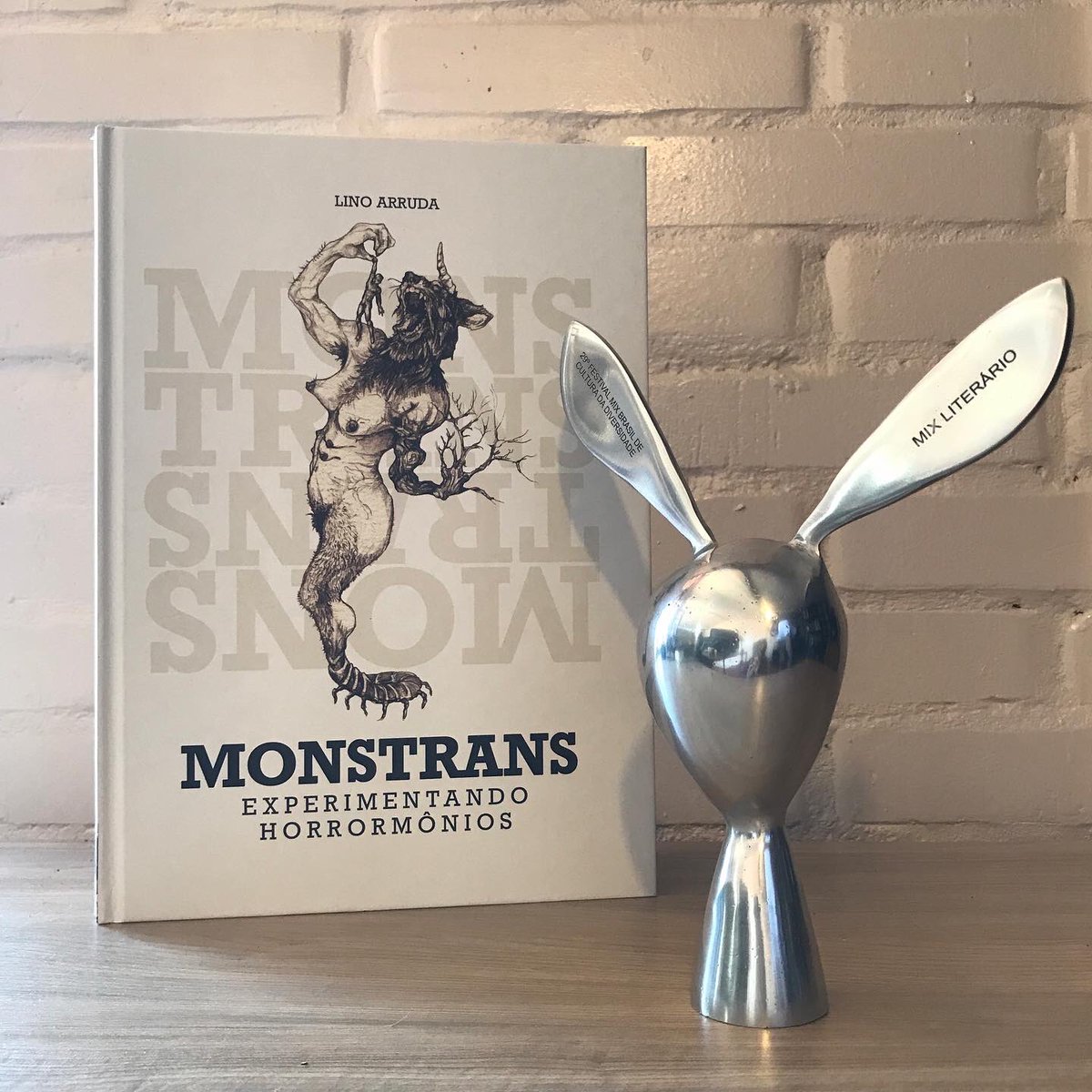 monstrans's tweet photo. Nem acredito que a HQ Monstrans ganhou o prêmio mix literário de melhor livro LGBTQA+ do Festival Mix Brasil.  Muito feliz e honrado! Obrigado @fmixbrasil . O livro está a venda em https://t.co/Q0iabWomq7 https://t.co/DUuMBrXj1a