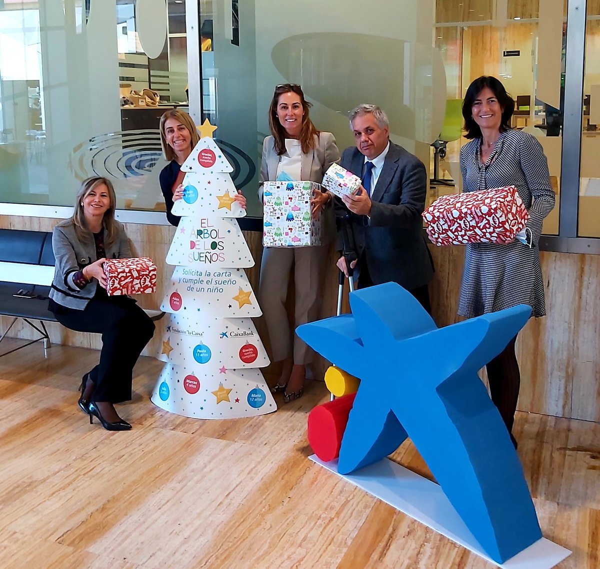 OlgaGarcasaz1's tweet photo. Gracias a la iniciativa solidaria #ElArbolDeLosSueños de @caixabank, 1.000 niños murcianos en situación de vulnerabilidad recibirán un regalo en Navidad.
Un programa abierto a clientes y empleados, puedes conseguir tu carta en oficinas o de forma telemática ¿te animas 💙?
🌲🎁👦 https://t.co/PfmMkFyLPo