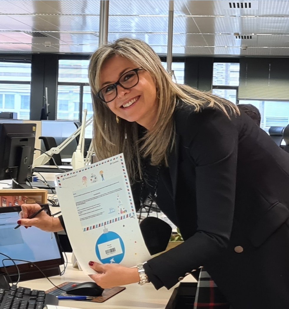 OlgaGarcasaz1's tweet photo. Gracias a la iniciativa solidaria #ElArbolDeLosSueños de @caixabank, 1.000 niños murcianos en situación de vulnerabilidad recibirán un regalo en Navidad.
Un programa abierto a clientes y empleados, puedes conseguir tu carta en oficinas o de forma telemática ¿te animas 💙?
🌲🎁👦 https://t.co/PfmMkFyLPo