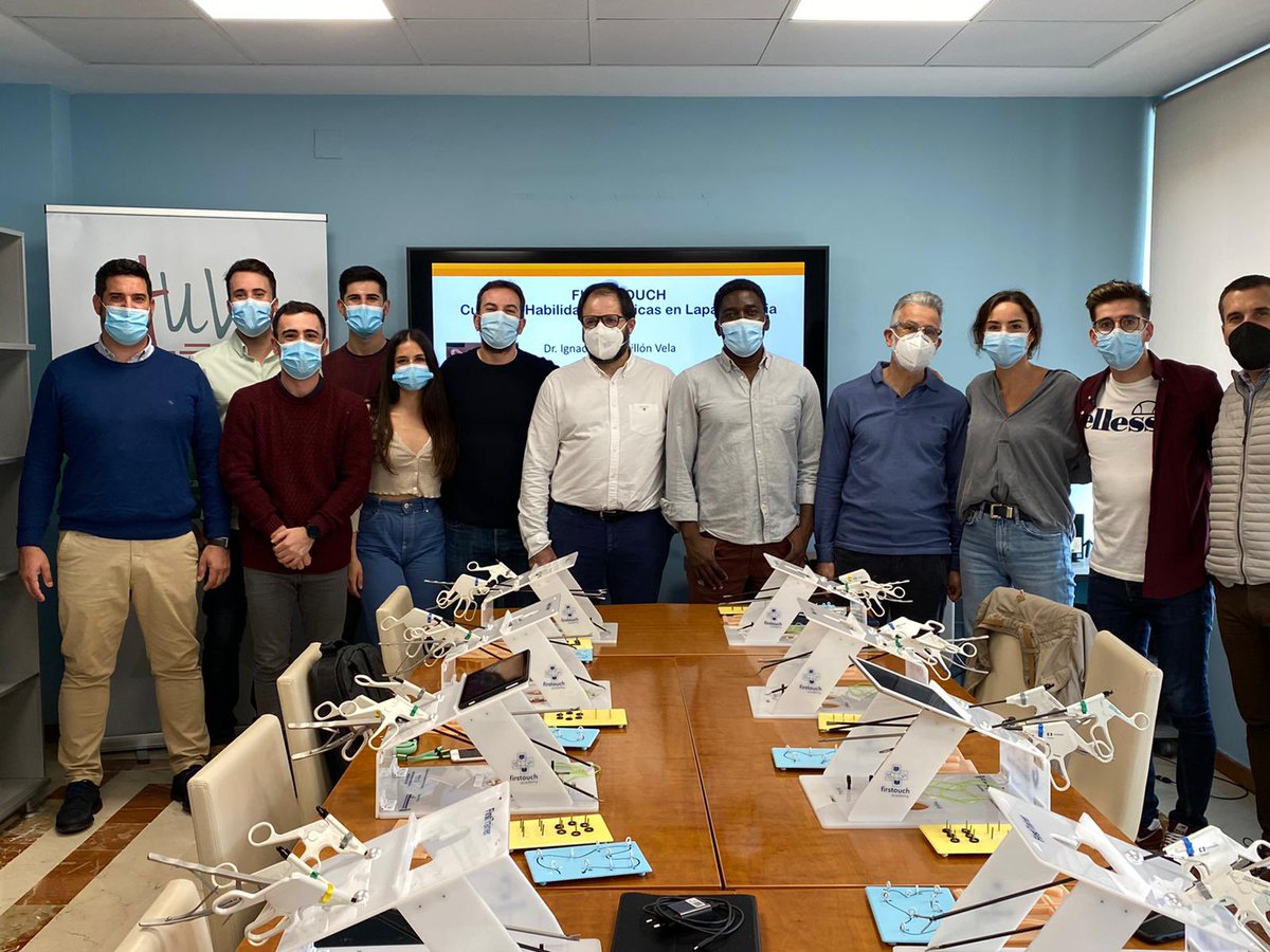 FernandoUrologo's tweet photo. Pasando una estupenda tarde de laparoscopia con residentes y adjuntos de Urología del @hospital_hvn   Muchas gracias a @icastivela por su amabilidad y docencia https://t.co/UnpFn7nbp1