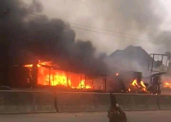joman_global's tweet photo. SAD NEWS....
Awo-omamma Imo State Under Fire As Soldiers Invade The Community, Set Houses, Shops,Filling Station Ablaze|| BVTNews

Follow Us To Get The Latest News. https://t.co/N4QssvSk9G