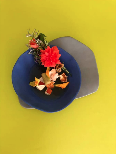 LaMarthaOrtiz's tweet photo. De la milpa y de las flores, esta sopa con hongos, calabaza y por supuesto su ramillete de la buena fortuna.
.
Fotografía: Emannuel Campos
#weeatcolor #vidapararegalarbelleza #saboresycolores #tallerdecocineras #expresionismogastronomico https://t.co/F8s0XPA8Hu