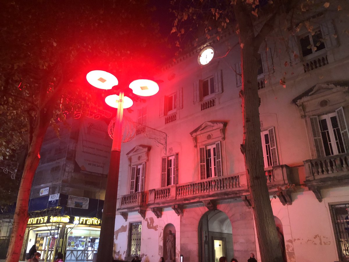 matarocat's tweet photo. 🔴#Mataró se suma a la iniciativa "Luces por el 22q" il·luminant els fanals de davant de l'Ajuntament de vermell per donar visibilitat a la Síndrome 22q11, una malaltia minoritària molt poc coneguda però amb molta incidència en la població 
#lightingthe22q #22q11 @22qcatalunya https://t.co/UK1mbmZcPS