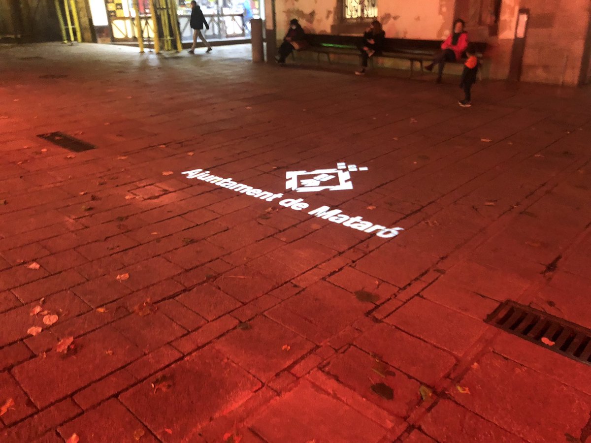 matarocat's tweet photo. 🔴#Mataró se suma a la iniciativa "Luces por el 22q" il·luminant els fanals de davant de l'Ajuntament de vermell per donar visibilitat a la Síndrome 22q11, una malaltia minoritària molt poc coneguda però amb molta incidència en la població 
#lightingthe22q #22q11 @22qcatalunya https://t.co/UK1mbmZcPS