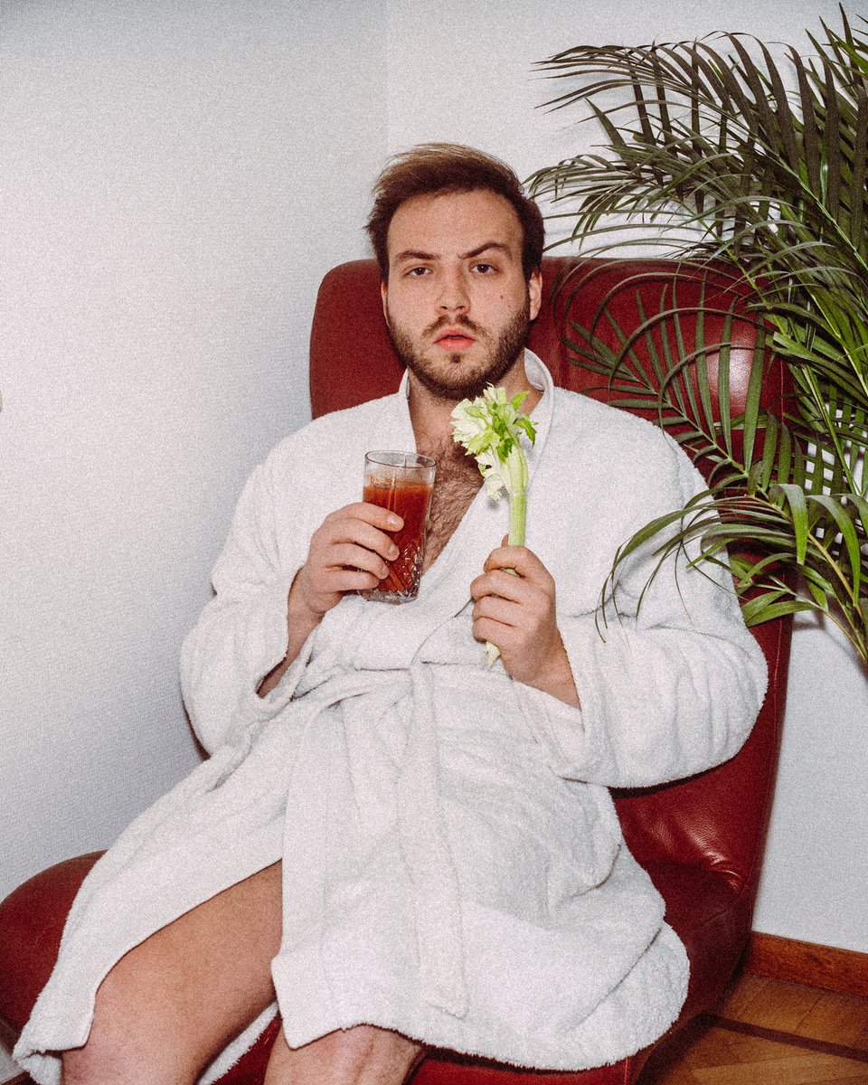 Tu ouvre la porte et ceci t’attend dans la chambre, que fais-tu ?