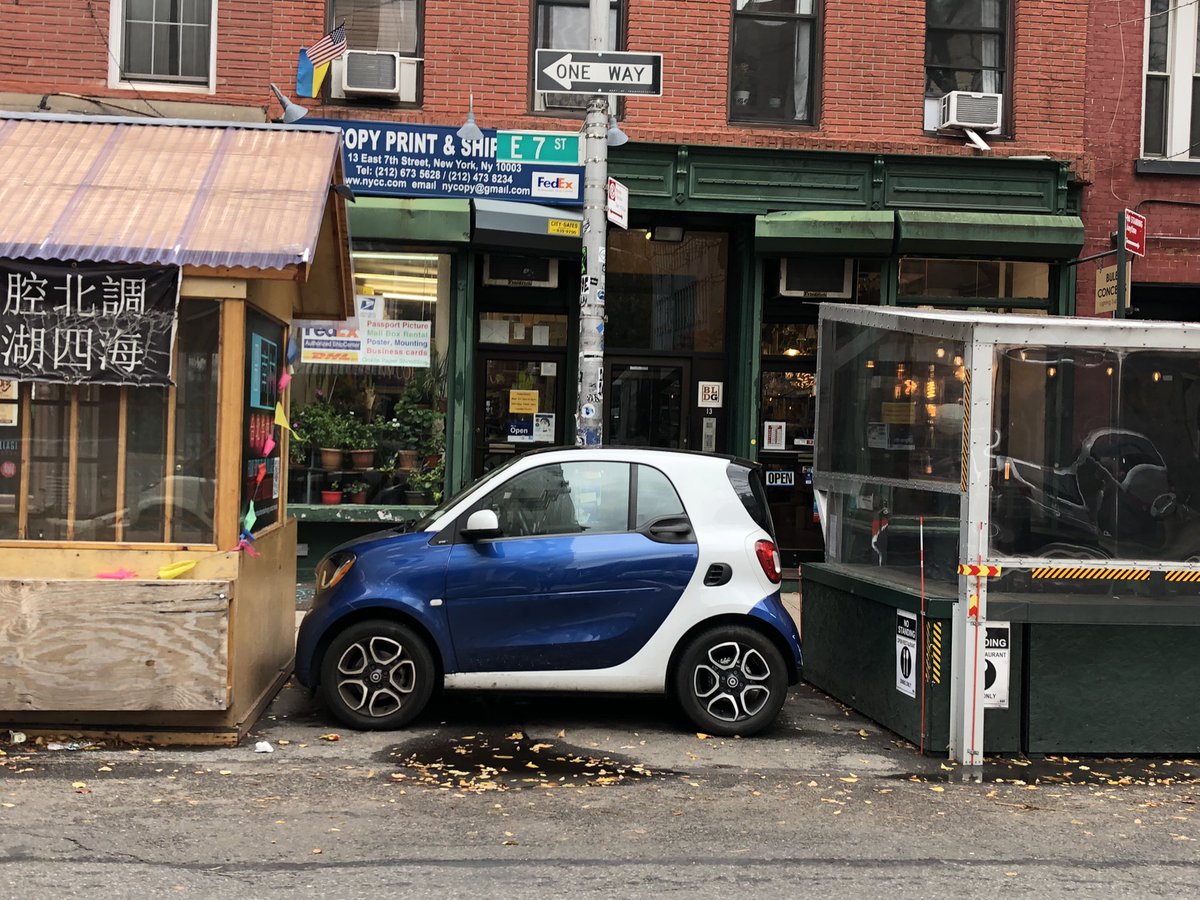 evgrieve's tweet photo. Today in parallel parking 

📍7th Street, East Village

H/t @StandingsNYC https://t.co/3gn8RM4P6w