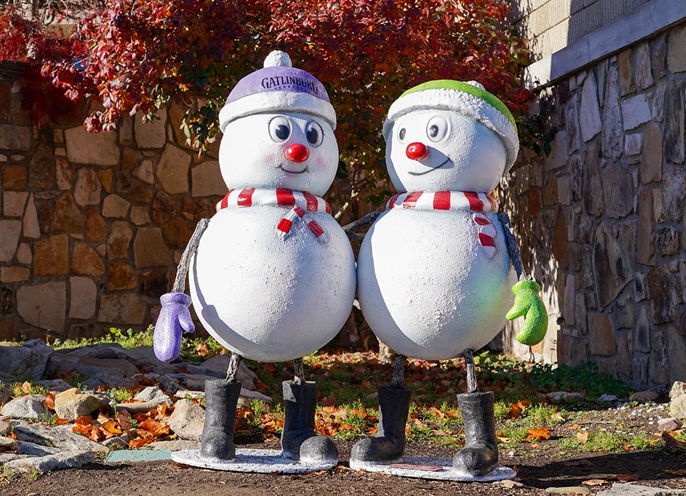 TravelGburg's tweet photo. Snowmen are out and about in Gatlinburg! Take a photo and share using #GatlinburgWinter. #PhotoContest https://t.co/hTzDZhezN9