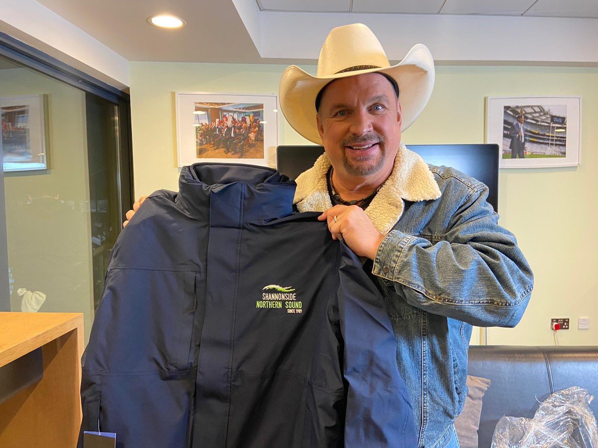 tommystenson1's tweet photo. Delighted to have the opportunity to interview @garthbrooks today at his press conference in Croke Park for @shannonsidenews 📻

A genuine man with a real love for Ireland! 

#garthbrooks #crokepark https://t.co/DZ55e3piFX